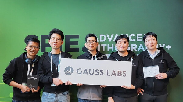 가우스랩스 김영한 대표(가운데)가 가우스랩스 구성원들과 함께 기념사진을 촬영하고 있다.
