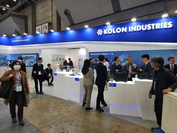 코오롱인더스트리가 세계 최대 규모의 수소 산업 전시회 ‘월드 스마트 에너지 위크 2024’에서 수소 연료전지 부품 및 소재를 선보였다.