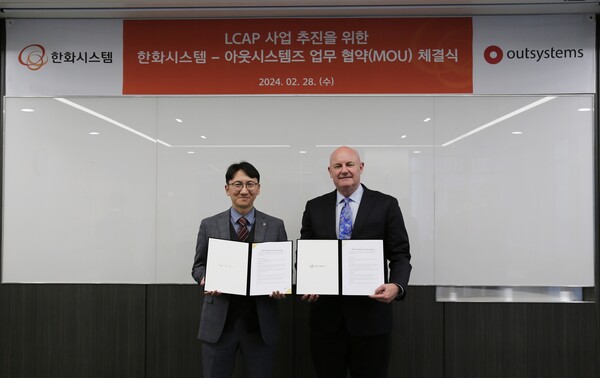 한화시스템과 아웃시스템즈가 LCAP 사업 추진을 위한 업무협약(MOU)을 체결했다. (왼쪽부터) 김윤수 한화시스템 밸류크리에이션 사업부 기술담당 상무, 오른쪽 마크 위저(Mark Weaser) 아웃시스템즈 아태지역 총괄대표