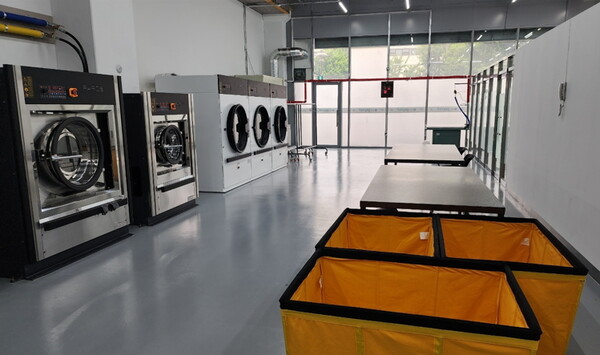 기름때나 약품 때문에 일반세탁소 이용이 어려운 공장 노동자들의 작업복을 천원에 세탁해주는 경기도 블루밍 세탁소가 안산과 시흥에 이어 파주시에도 들어선다.