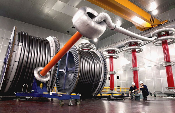 LS에코에너지 직원이 초고압 케이블을 생산하고 있다.