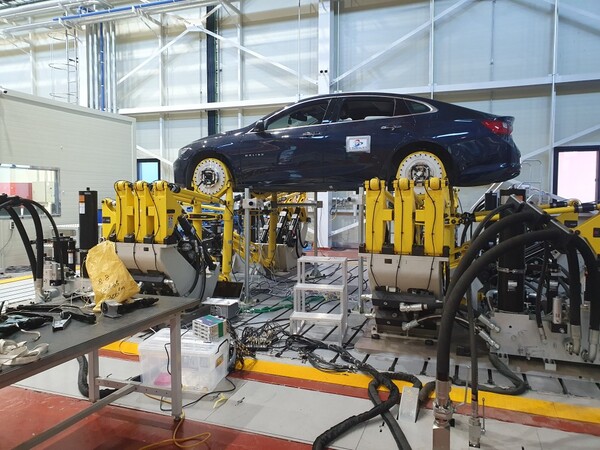 자동차 부품기업은 미래차 시장에서 자생력을 갖추기 위해 자체 브랜드 개발, 핵심기술 선점 등을 통한 기업경쟁력 확보가 필요한 상황이다.