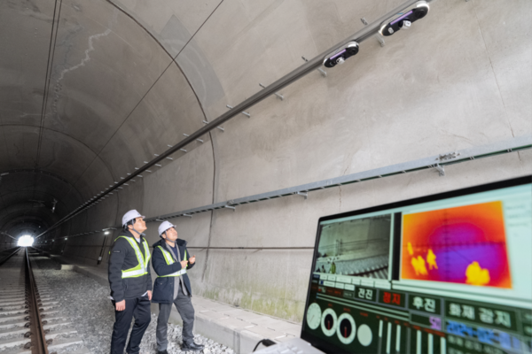 충북 오송 철도연 철도종합시험선로 터널 구간에 설치된 피난안내 주행로봇