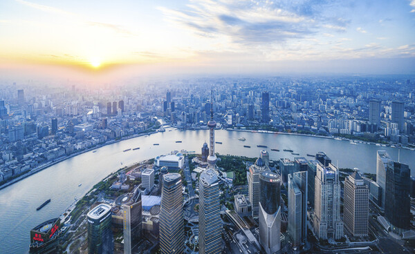 중국은 사회주의적 계획경제와 자본주의적 시장경제가 혼합된 경제체제로 국가 주도로 경제발전 방향과 목표를 설정해왔고, 우리의 대중국 투자패턴도 이와 함께 변화해왔다.