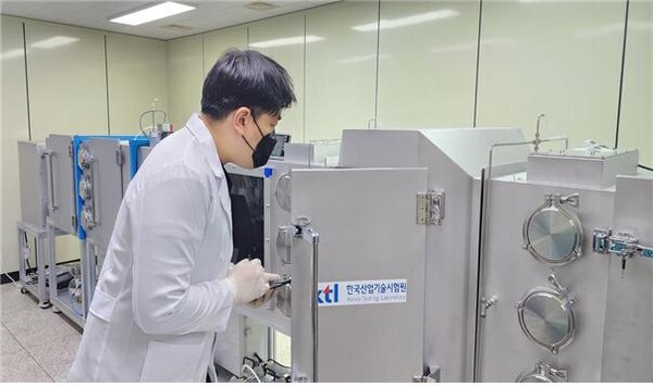 KTL 관계자가 공조용 공기정화장치의 성능 시험평가를 진행하고 있다.