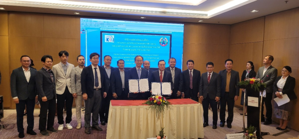 3월 12일 라오스 농림부에서 철도연이 개발한 스마트 컨테이너 검증 및 사업화를 위한 기술협력 협약 체결 모습