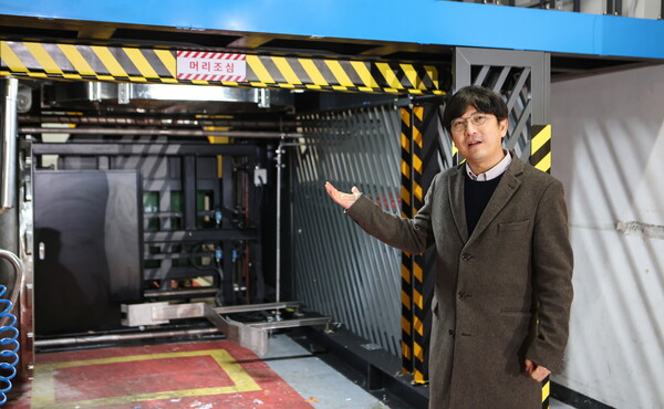 한국기계연구원 한방우 도시환경연구실장이 의료폐기물 멸균장치에 대해 설명하고 있다.