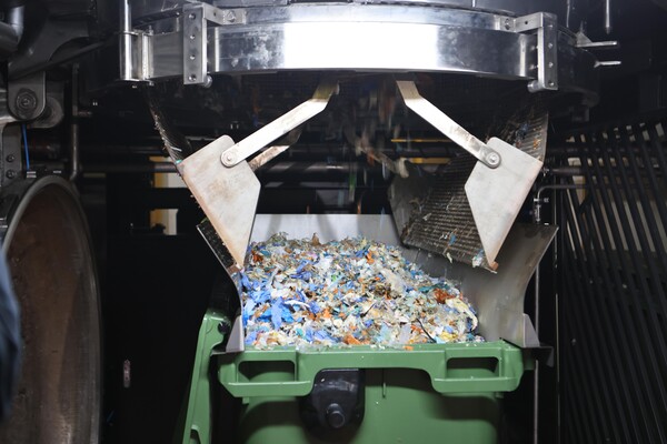 의료폐기물 멸균장치에서 의료폐기물이 분쇄 멸균 처리되어 배출되고 있다.