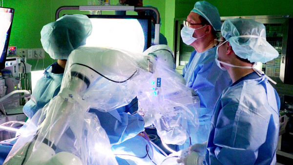 지난 12일 대구 구병원에서 진행된 담낭 제거 수술에 협동로봇을 활용한 복강경 수술보조 솔루션이 투입되어 임무를 수행하고 있다.
