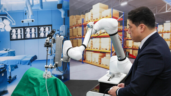 지난해 12월 두산로보틱스 수원공장에서 선보인 복강경 수술보조 솔루션