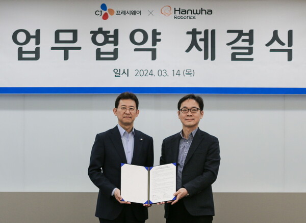 (왼쪽부터) 정성필 CJ프레시웨이 대표이사와 서종휘 한화로보틱스 대표이사