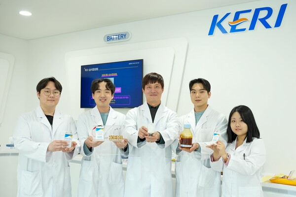 한국전기연구원(KERI) 박준우 박사(가운데) 연구팀이 습식 합성 공정으로 제조된 고체전해질과 이를 활용한 전고체전지 시제품을 들고 포즈를 취하고 있다.