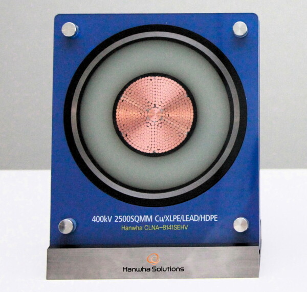한화솔루션이 독자적인 기술력 기반의 초고압케이블 소재를 개발해 글로벌 시장 진출에 속도를 낸다. 한화솔루션의 절연 소재를 적용한 400kV급 케이블 단면