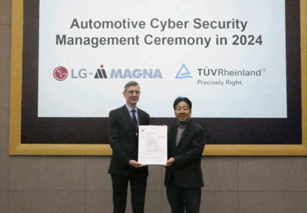 (오른쪽부터) LG마그나 정원석 대표와 TUV라인란드코리아 프랭크 주트너 대표