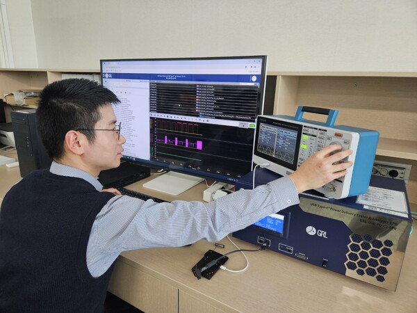 한국기계전기전자시험연구원(KTC) 관계자가 USB-C 시험평가 서비스를 수행하고 있다.