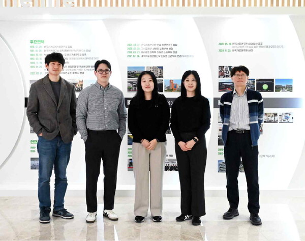  (왼쪽부터) 이호림 선임연구원, 최재령 선임연구원, 이희정 선임연구원, 조은영 학생연구원, 이상복 책임연구원