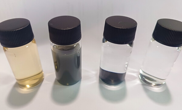 나노촉매를 이용한 방사성 오염수 단계별 처리 사진 (왼쪽부터) 미처리된 방사성 오염수, 촉매 반응 중인 방사성 오염수, 깨끗한 물과 방사성 핵종이 분리된 처리수, 최종 처리수