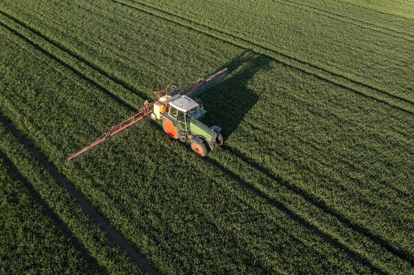 산업통상자원부와 농림축산식품부가 농기계와 스마트팜 설비에 대한 무역보험 우대 프로그램을 마련했다.