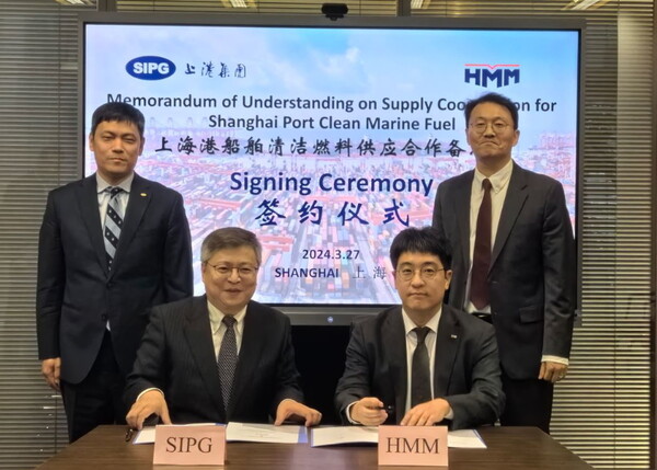 지난달 27일 상해 SIPG 본사에서 진행된 ‘상해항 친환경 연료 벙커링 업무협약식’에서 회사 관계자가 서명을 하고 있다.