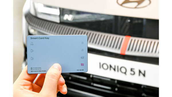 현대모비스가 얇은 카드 형태의 자동차 스마트키를 출시했다. 초슬림형 카드키가 나오면서 기존 스마트키 사용의 불편함이 크게 해소될 전망이다. 