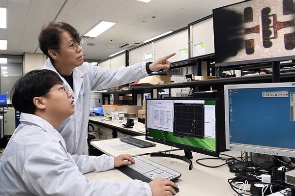 한국전자통신연구원(ETRI)이 처음으로 150나노 질화갈륨(GaN) 반도체 기술 국산화를 위한 파운드리 시범서비스를 본격 시작한다. 