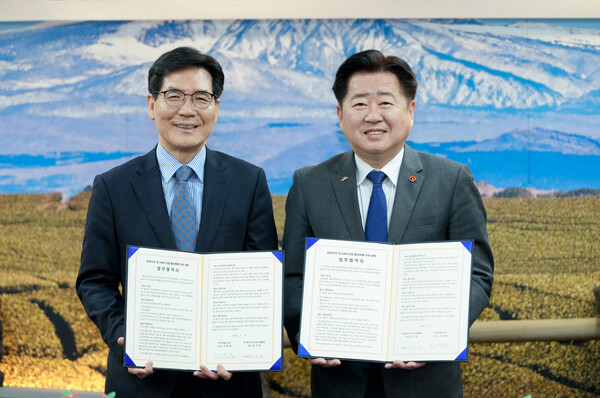 (왼쪽부터) 한국항공우주산업진흥협회 김민석 상근부회장과 오영훈 제주도지사