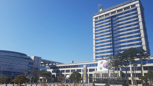 전북도가 탄소중립 이행을 촉진하기 위해 올해부터 기업을 대상으로 공정 전환 지원에 나선다.