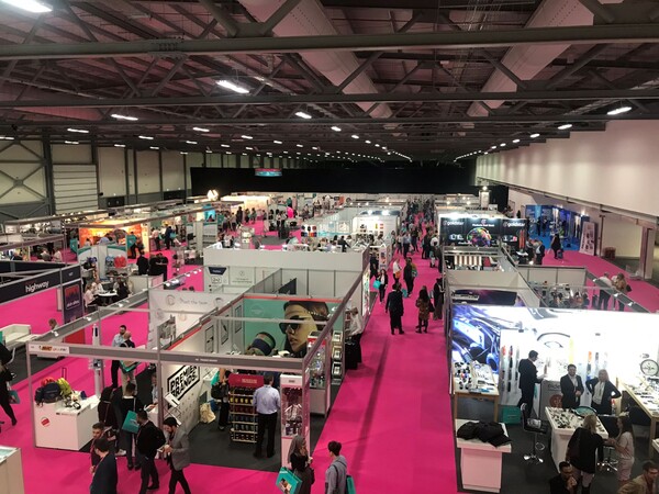 1948년 시작된 영국 판보로 에어쇼는 프랑스 파리, 싱가포르 에어쇼와 더불어 세계 3대 글로벌 메이저 에어쇼 중 하나이다.