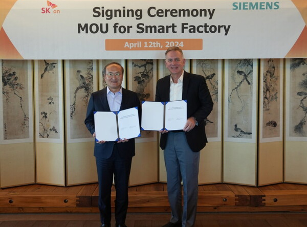 (왼쪽부터) 이석희 SK온 사장과 토니 헤멀건(Tony Hemmelgarn) 지멘스 DISW 최고경영책임자(CEO)