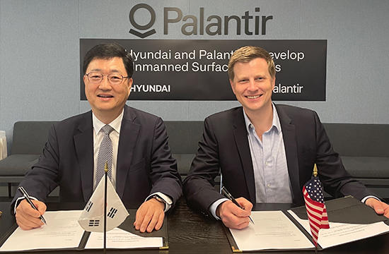 (왼쪽부터) HD현대중공업 주원호 특수선사업대표와 팔란티어 라이언 테일러(Ryan Taylor) CRO 및 CLO