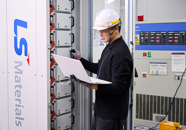 LS머트리얼즈 관계자가 ‘대전력 부하 제어시스템’을 점검하고 있다.