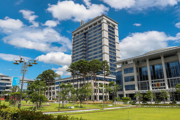 전북도가 도내 섬유산업 경쟁력을 강화하기 위해 올해 본격적으로 섬유기업 지원에 나선다.