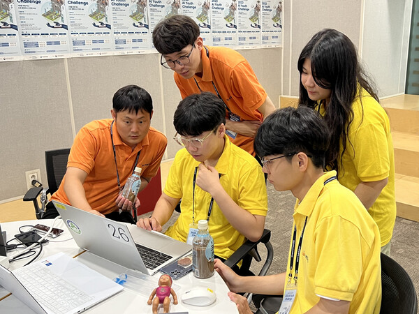 ‘2023 AI Youth Challnege’에 참여했던 학생들이 포스코DX AI엔지니어들로부터 멘토링을 받고 있다.