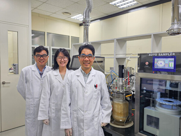 SK이노베이션 환경과학기술원 연구실에서 박재연 SK이노베이션 환경과학기술원 PL(오른쪽 첫 번째)과 연구진이 PLA 기술 연구설비를 소개하고 있다.