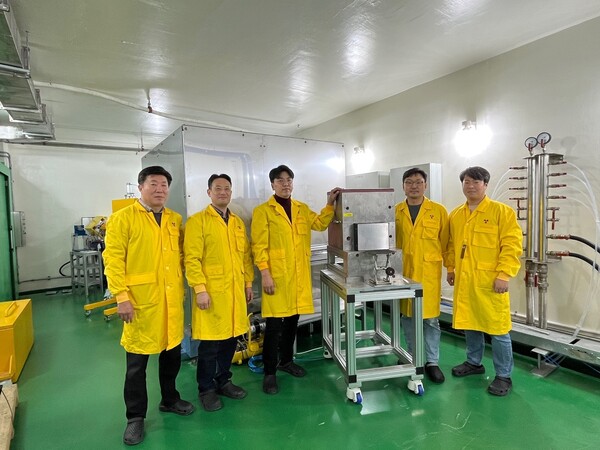 사이클로트론 기반 중성자 영상검사 장치 개발 주요 연구진. (왼쪽부터) 문명국 책임연구원, 이동원 핵물리응용연구부장, 정봉기 선임연구원, 박정훈 사이클로트론응용연구실장, 이종철 선임연구원