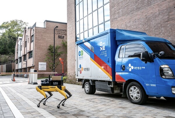 CJ대한통운은 보스턴 다이나믹스의 ‘스팟(SPOT)’을 활용해 택배 라스트마일 로봇배송 실증 사업을 진행했다.