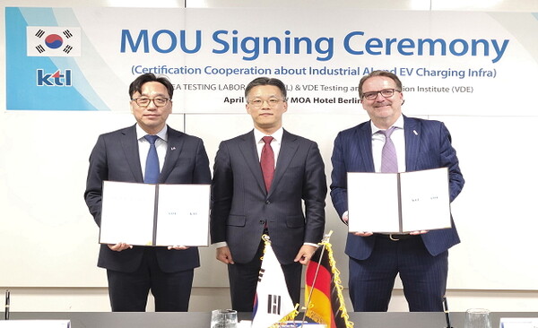 (왼쪽부터) KTL 김세종 원장, 산업통상자원부 오승철 산업기반실장, VDE 스벤 오르케 경영이사
