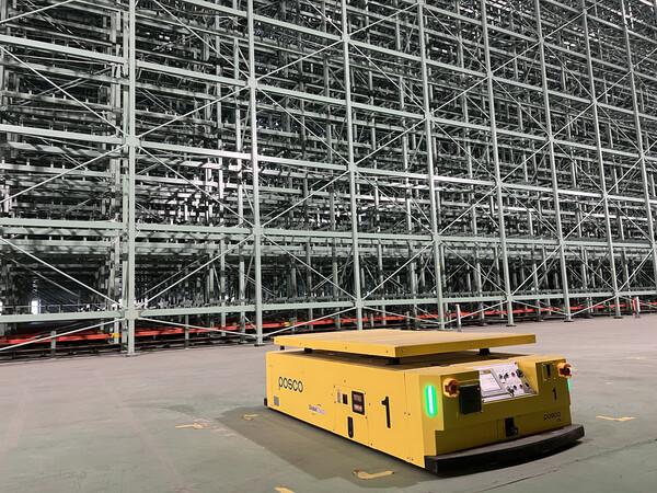 자재를 무인으로 운반하는 AGV(무인운반로봇)