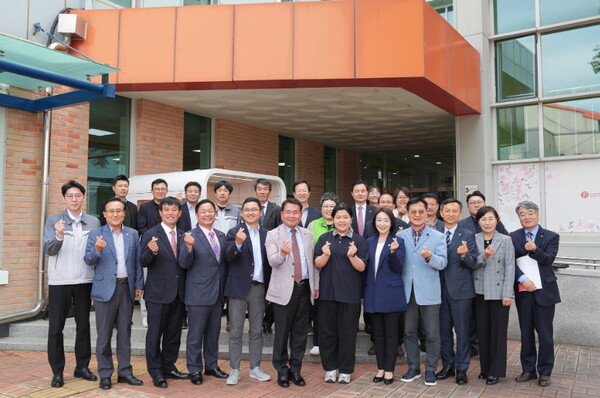 지난 29일 춘천한샘고등학교에서 진행된 ‘ESG 선도경영 학교형 튀김로봇 시연회’가 끝나고, 두산로보틱스 류정훈 대표(앞줄 왼쪽 다섯째), 강원도교육청 신경호 교육감(앞줄 왼쪽 여섯째), 강원도 정광열 경제부지사(뒷줄 왼쪽 여섯째) 등 관계자들이 기념사진을 촬영하고 있다.