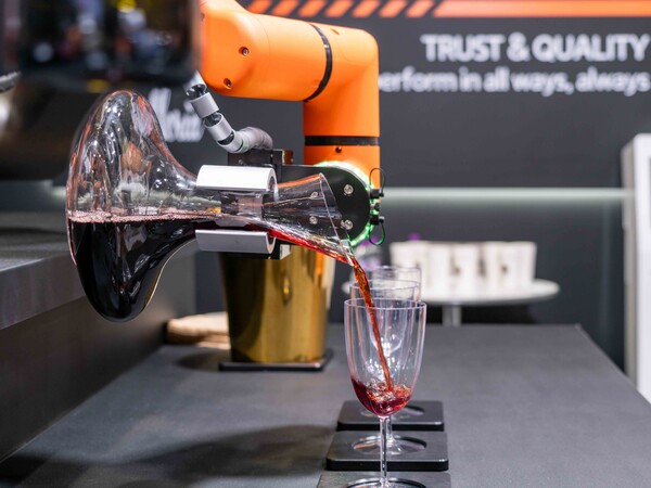 한화로보틱스 와인 브리딩이 가능한 ‘소믈리에 비노봇’