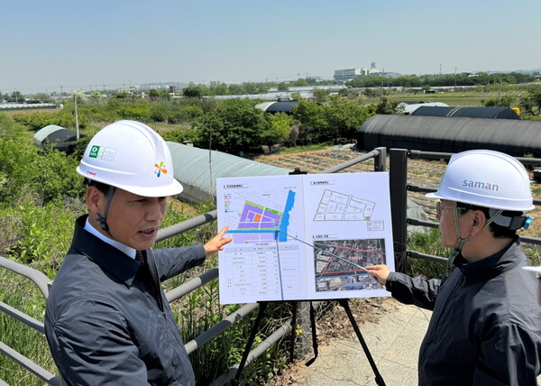이상훈 한국산업단지공단 이사장(사진 왼쪽)이 지난 2일 인천 계양산업단지 조성 사업부지를 찾아 현장 점검을 하고 있다. 