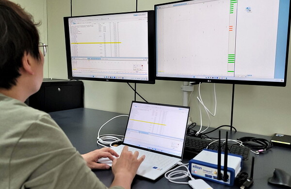 KTL 관계자가 의료기기평가센터에서 의료기기 사이버보안 시험평가 장비를 다루고 있다.