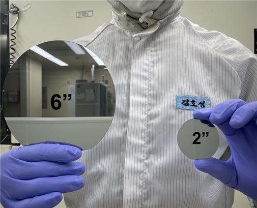 화합물반도체 기판 2인치와 6인치 비교 사진