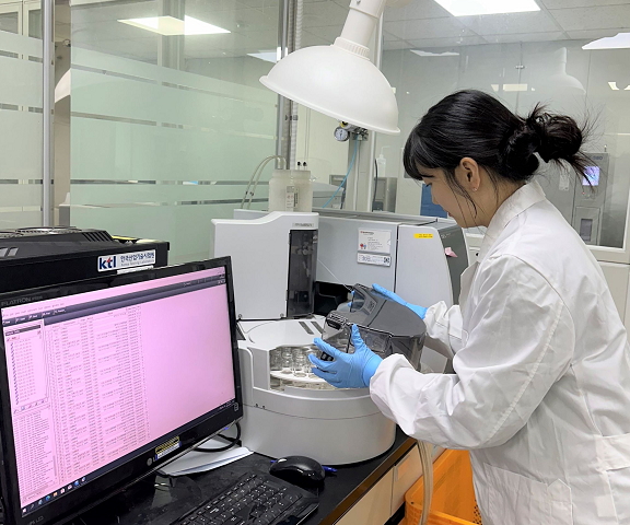 한국산업기술시험원(KTL) 관계자가 초순수용 입자표준물질 실험 장비를 다루고 있다.