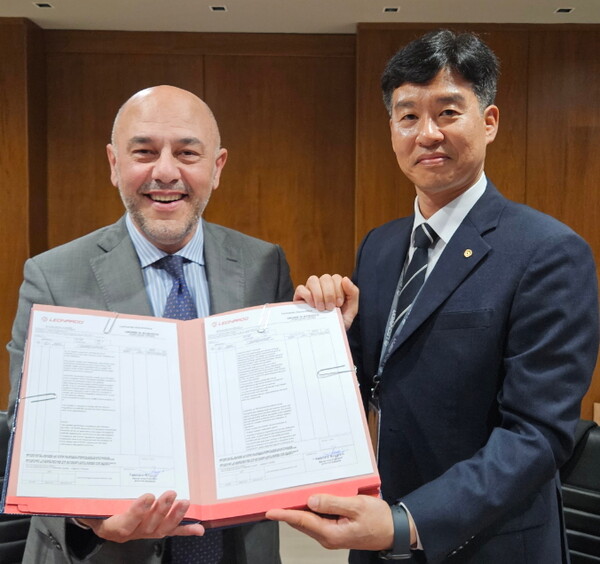 한화시스템과 레오나르도가 이탈리아 현지에서 ‘경공격기 AESA 레이다’ 안테나 공급 계약을 체결했다. (오른쪽부터) 박혁 한화시스템 감시정찰부문 사업대표와 파브리지오 보자니(Fabrizio Boggiani) 레오나르도 항공전자·임무장비 총괄부사장