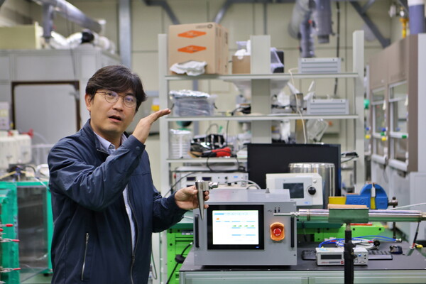 기계연구원 한방우 도시환경연구실장이 미세먼지 실시간 측정기술에 대해 설명하고 있다.