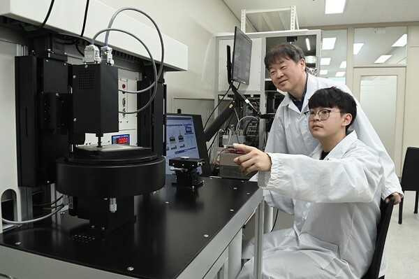 한국전자통신연구원(ETRI)이 AI 기술 기반으로 화장품의 발림성을 분석하는 시스템을 개발했다. 이 시스템으로 화장품을 피부에 발랐을 때 느낄 수 있는 질감을 99% 이상 알아맞힐 수 있다.