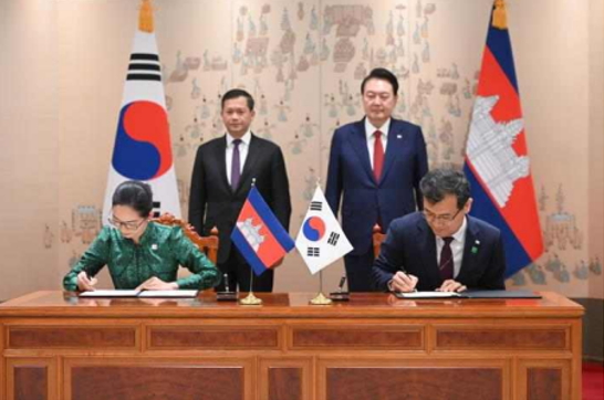 김시형 특허청장 직무대리(우측)와 쩜 니몰 캄보디아 상무부장관 겸 국가지식재산위원회 위원장(좌측)이 ‘심화협력 MOU’에 서명하고 있다.