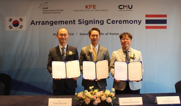 (왼쪽부터) 한국핵융합에너지연구원 최용섭 플라즈마기술연구소장, 태국 치앙마이대학 피티왓 와타나차이(Pitiwat Wattanachai) 학장, 한국원자력연구원 이재상 양성자과학연구단장