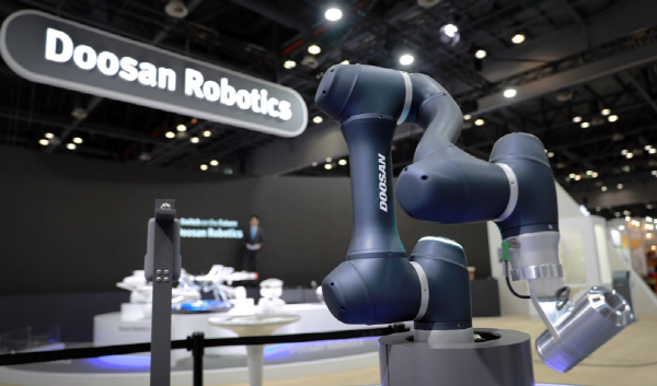 두산로보틱스가 해외 판매채널 확대와 현지 수요 대응을 위한 적극적인 행보에 나서고 있다.
